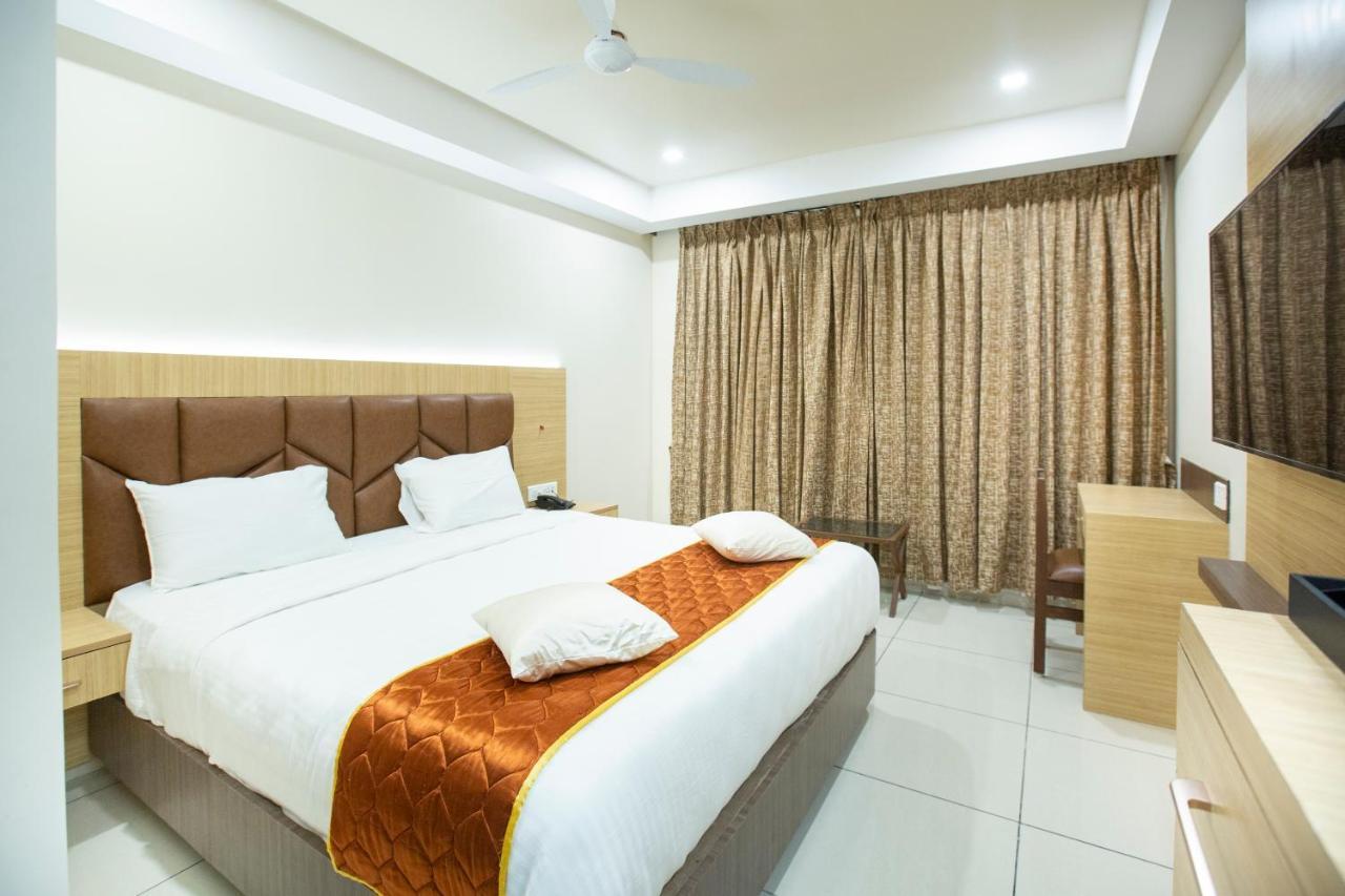 Lee-Benz Ark Hotel กุมพาโกนัม ภายนอก รูปภาพ