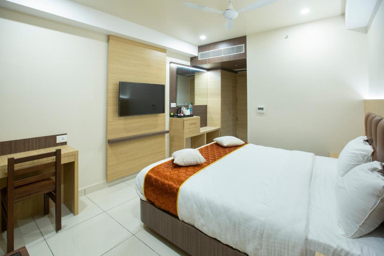 Lee-Benz Ark Hotel กุมพาโกนัม ภายนอก รูปภาพ