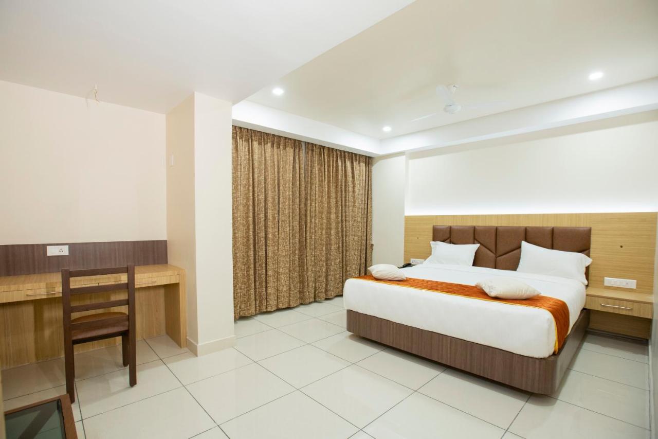 Lee-Benz Ark Hotel กุมพาโกนัม ภายนอก รูปภาพ