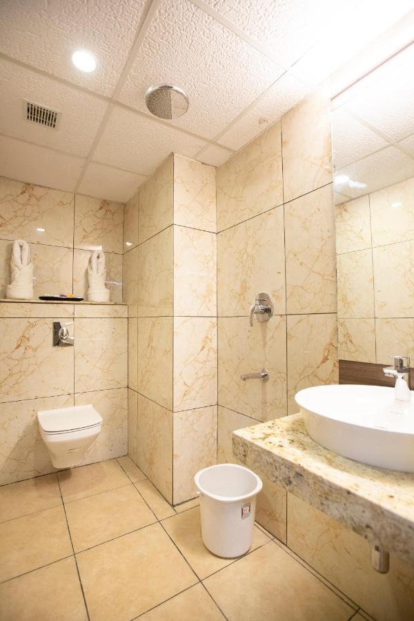 Lee-Benz Ark Hotel กุมพาโกนัม ภายนอก รูปภาพ