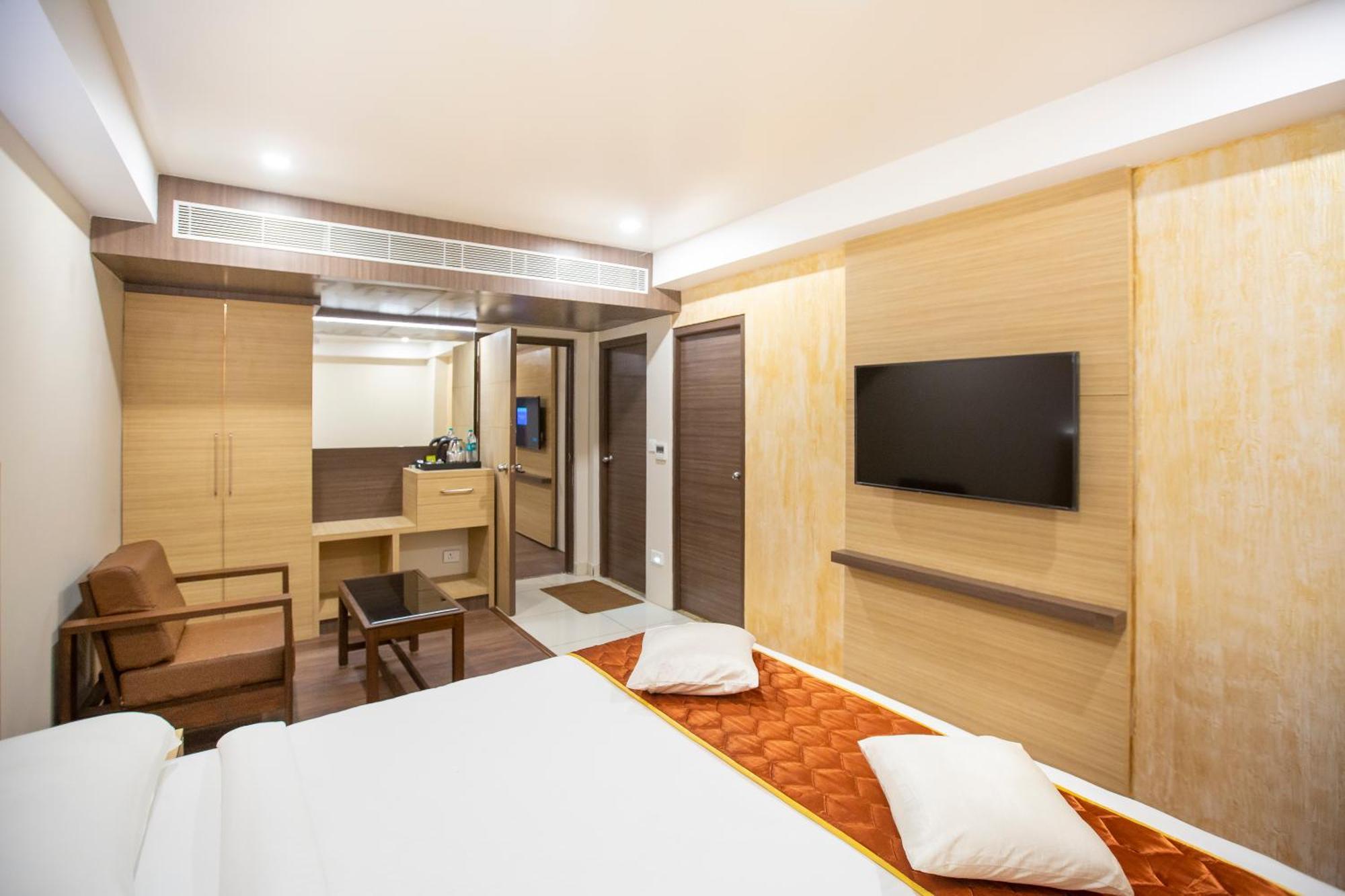 Lee-Benz Ark Hotel กุมพาโกนัม ภายนอก รูปภาพ